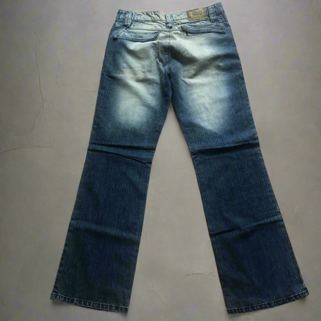 baggy jeans from the early 2000's // ג'ינס "באגי" משנות ה2000 המוקדמות